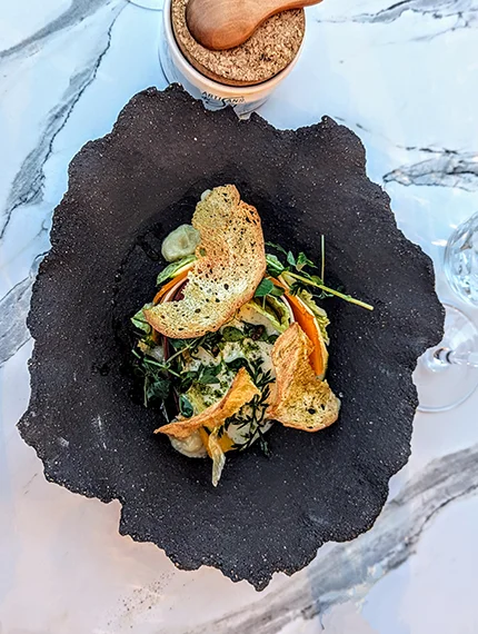 Céramique en terre sombre