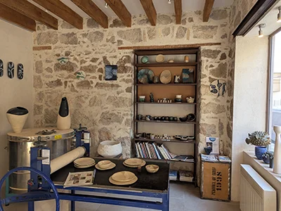 Découvre un atelier de céramique à Nice au coeur du quartier Libération Un atelier en 2 parties : un espace vente et l'atelier - l'élément terre