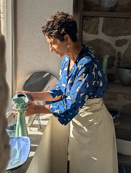 Mounia Guénatri dans son atelier de céramique