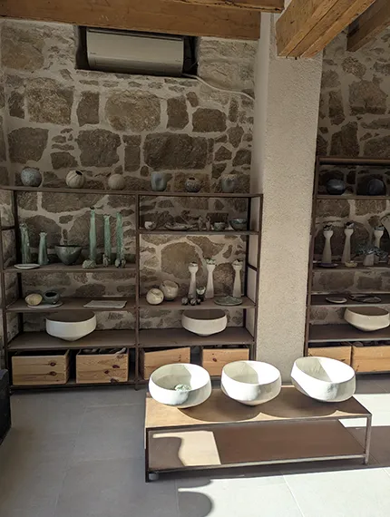 Un espace de vente de céramiques