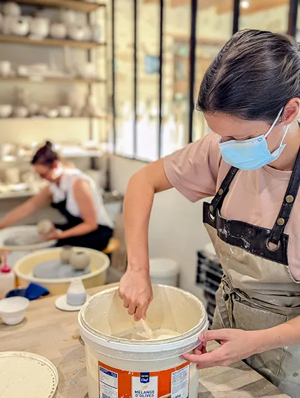 émaillage par une élève de l'atelier l'Élément Terre