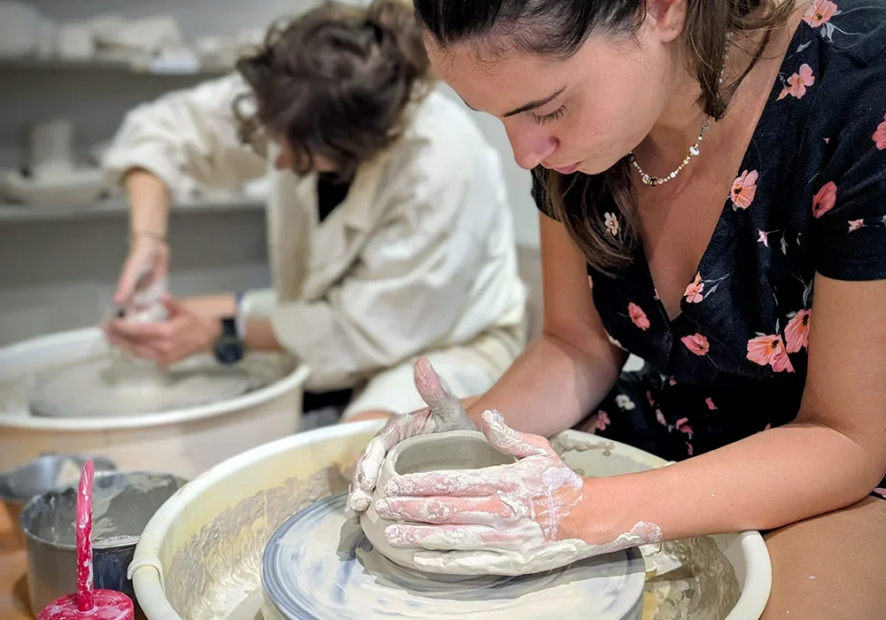 Cours de céramique et de tournage à l'atelier l'Élément Terre