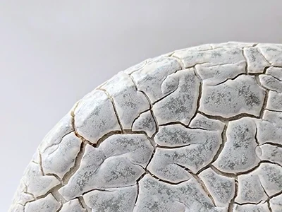 Zoom sur émaillage de céramique effet craquelé comme une terre arride