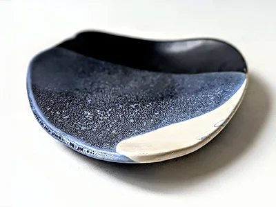 Assiette en céramique et émaux créés sur mesure