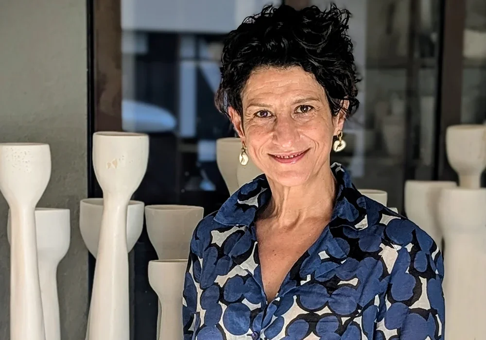 La céramiste Mounia Guénatri chez l'Element Terre devant ses créations uniques