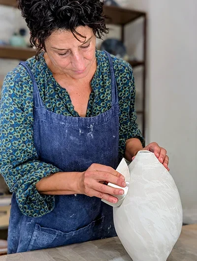 Mounia Guénatri artiste céramiste à l'atelier l'élément terre